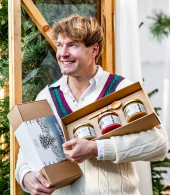 Zestaw trzech miodów Kulmy w dłoniach - gotowy prezent