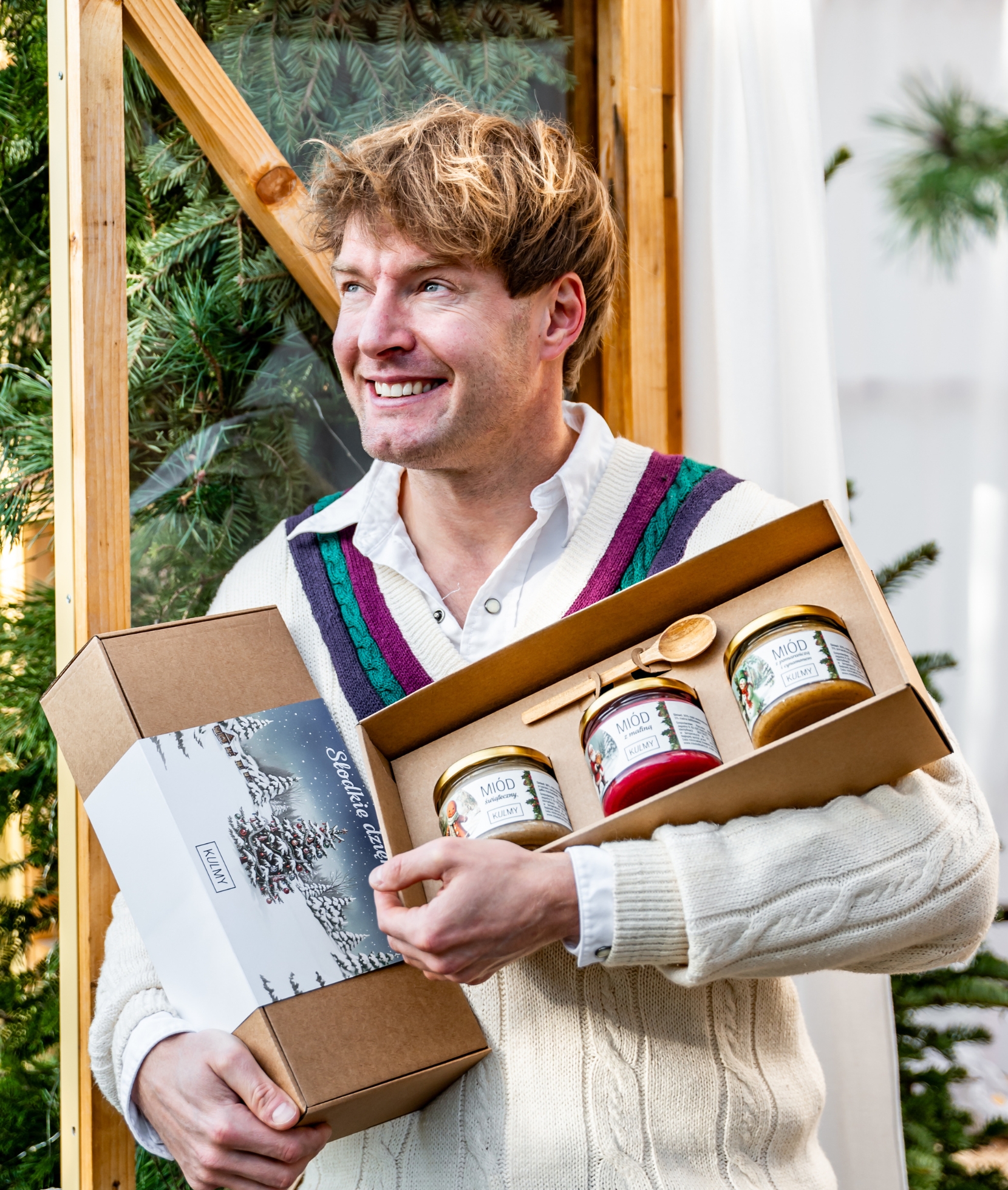 Zestaw trzech miodów Kulmy w dłoniach - gotowy prezent