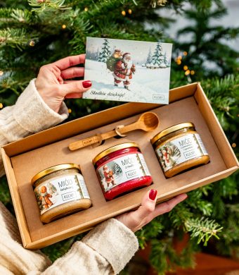 Trzy słoiki miodu Kulmy w świątecznym pudełku