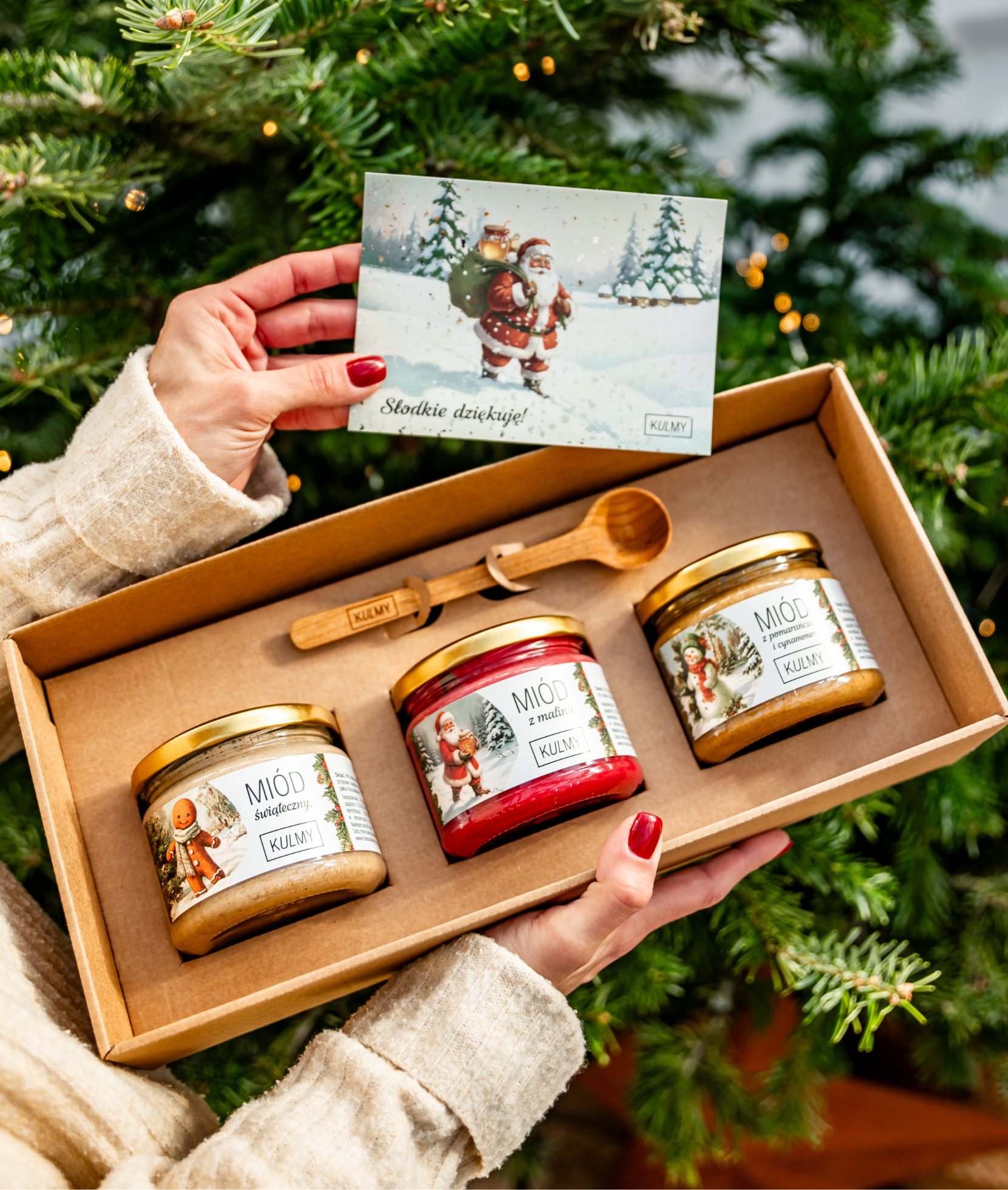 Trzy słoiki miodu Kulmy w świątecznym pudełku